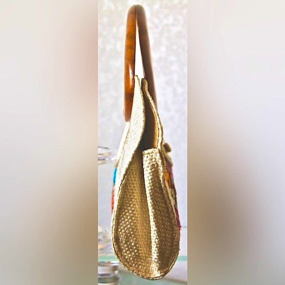 VINTAGE WOVEN STRAW PURSE WOOD HANDLES FLORAL STRAW EMBROIDERY GOLD HARDWARE - Picture 6 of 9